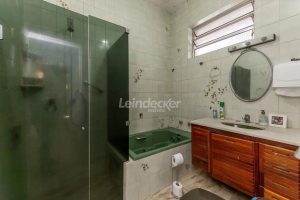 Casa à venda com 300m², 3 dormitórios, 2 vagas no bairro Petrópolis em Porto Alegre - Foto 37
