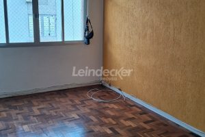 Apartamento à venda com 75m², 3 dormitórios, 1 vaga no bairro Medianeira em Porto Alegre - Foto 2