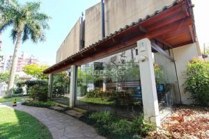 Apartamento à venda com 89m², 3 dormitórios, 1 suíte, 1 vaga no bairro Menino Deus em Porto Alegre - Foto 2