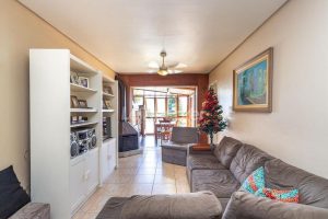 Casa à venda com 153m², 3 dormitórios, 1 suíte, 3 vagas no bairro Jardim Sabará em Porto Alegre - Foto 2