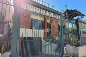 Casa à venda com 318m², 4 dormitórios, 2 suítes, 5 vagas no bairro Três Figueiras em Porto Alegre - Foto 4