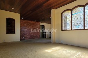 Casa à venda com 318m², 4 dormitórios, 2 suítes, 5 vagas no bairro Três Figueiras em Porto Alegre - Foto 8