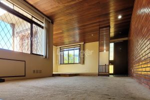 Casa à venda com 318m², 4 dormitórios, 2 suítes, 5 vagas no bairro Três Figueiras em Porto Alegre - Foto 11