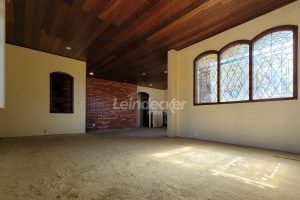 Casa à venda com 318m², 4 dormitórios, 2 suítes, 5 vagas no bairro Três Figueiras em Porto Alegre - Foto 12