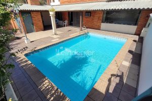 Casa à venda com 318m², 4 dormitórios, 2 suítes, 5 vagas no bairro Três Figueiras em Porto Alegre - Foto 27