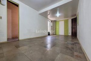 Casa à venda com 318m², 4 dormitórios, 2 suítes, 5 vagas no bairro Três Figueiras em Porto Alegre - Foto 31