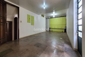 Casa à venda com 318m², 4 dormitórios, 2 suítes, 5 vagas no bairro Três Figueiras em Porto Alegre - Foto 32