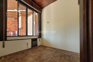 Casa à venda com 318m², 4 dormitórios, 2 suítes, 5 vagas no bairro Três Figueiras em Porto Alegre - Foto 40