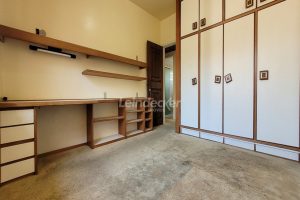 Casa à venda com 318m², 4 dormitórios, 2 suítes, 5 vagas no bairro Três Figueiras em Porto Alegre - Foto 42