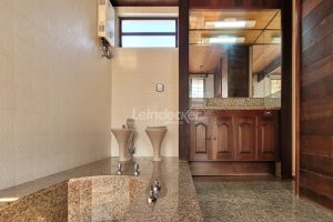 Casa à venda com 318m², 4 dormitórios, 2 suítes, 5 vagas no bairro Três Figueiras em Porto Alegre - Foto 44