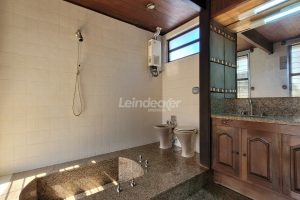 Casa à venda com 318m², 4 dormitórios, 2 suítes, 5 vagas no bairro Três Figueiras em Porto Alegre - Foto 46