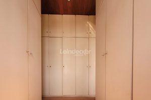 Casa à venda com 318m², 4 dormitórios, 2 suítes, 5 vagas no bairro Três Figueiras em Porto Alegre - Foto 47