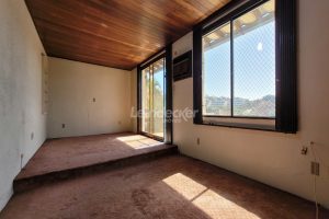 Casa à venda com 318m², 4 dormitórios, 2 suítes, 5 vagas no bairro Três Figueiras em Porto Alegre - Foto 49