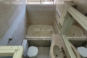 Casa à venda com 318m², 4 dormitórios, 2 suítes, 5 vagas no bairro Três Figueiras em Porto Alegre - Foto 52