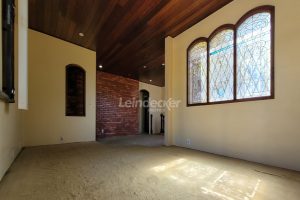 Casa à venda com 318m², 4 dormitórios, 2 suítes, 5 vagas no bairro Três Figueiras em Porto Alegre - Foto 62