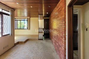 Casa à venda com 318m², 4 dormitórios, 2 suítes, 5 vagas no bairro Três Figueiras em Porto Alegre - Foto 64