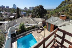 Casa à venda com 318m², 4 dormitórios, 2 suítes, 5 vagas no bairro Três Figueiras em Porto Alegre - Foto 68