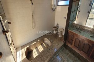 Casa à venda com 318m², 4 dormitórios, 2 suítes, 5 vagas no bairro Três Figueiras em Porto Alegre - Foto 69