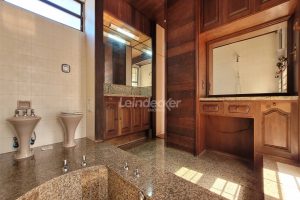 Casa à venda com 318m², 4 dormitórios, 2 suítes, 5 vagas no bairro Três Figueiras em Porto Alegre - Foto 70