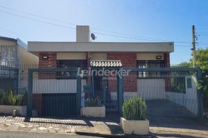 Casa à venda com 318m², 4 dormitórios, 2 suítes, 5 vagas no bairro Três Figueiras em Porto Alegre - Foto 71