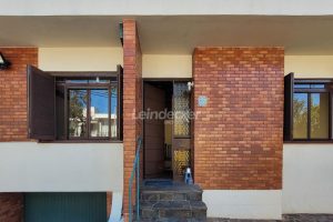 Casa à venda com 318m², 4 dormitórios, 2 suítes, 5 vagas no bairro Três Figueiras em Porto Alegre - Foto 73