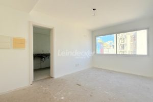 Apartamento à venda com 80m², 3 dormitórios, 1 suíte, 1 vaga no bairro Floresta em Porto Alegre - Foto 2