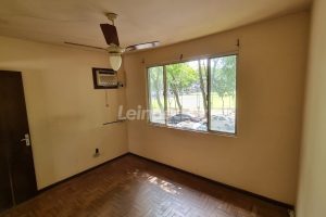 Casa à venda com 83m², 3 dormitórios, 3 vagas no bairro Petrópolis em Porto Alegre - Foto 13