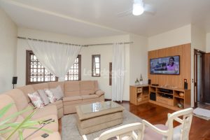 Casa à venda com 432m², 6 dormitórios, 2 suítes, 6 vagas no bairro Cristo Redentor em Porto Alegre - Foto 4