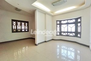 Casa à venda com 175m², 3 dormitórios, 4 vagas no bairro Santana em Porto Alegre - Foto 1