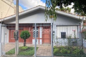 Casa à venda com 219m², 3 dormitórios, 6 vagas no bairro Passo d'Areia em Porto Alegre - Foto 1