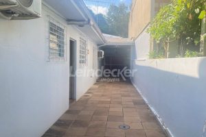 Casa à venda com 219m², 3 dormitórios, 6 vagas no bairro Passo d'Areia em Porto Alegre - Foto 4
