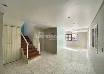 Casa para alugar com 360m², 5 dormitórios, 2 vagas no bairro Chácara das Pedras em Porto Alegre