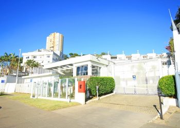 Casa em Condomínio para alugar com 272m², 3 dormitórios, 3 vagas no bairro Praia de Belas em Porto Alegre