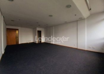 Sala para alugar com 45m², 1 vaga no bairro São Geraldo em Porto Alegre