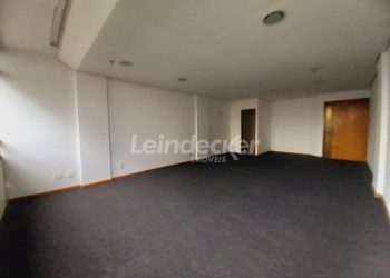 Sala para alugar com 45m², 1 vaga no bairro São Geraldo em Porto Alegre