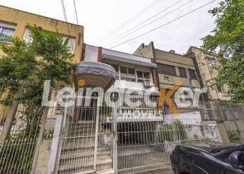 Casa para alugar com 263m², 3 dormitórios, 4 vagas no bairro Rio Branco em Porto Alegre