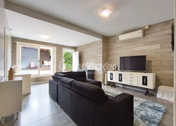 Casa para alugar com 223m², 2 dormitórios, 3 vagas no bairro Três Figueiras em Porto Alegre