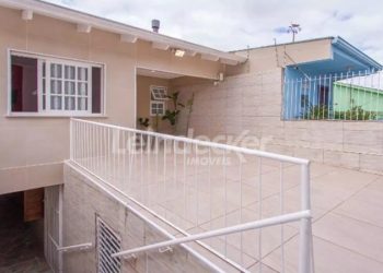 Casa para alugar com 250m², 3 dormitórios, 2 vagas no bairro Medianeira em Porto Alegre
