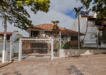 Casa Comercial para alugar com 306m², 4 dormitórios, 4 vagas no bairro Três Figueiras em Porto Alegre