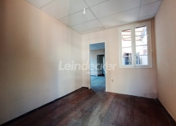 Casa Comercial para alugar com 155m², 6 dormitórios, 3 vagas no bairro Auxiliadora em Porto Alegre