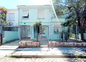 Casa para alugar com 350m², 4 dormitórios, 4 vagas no bairro Auxiliadora em Porto Alegre