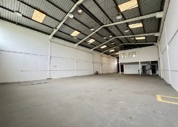 Depósito para alugar com 575m², 2 vagas no bairro São João em Porto Alegre