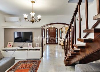 Casa para alugar com 172m², 4 dormitórios, 2 vagas no bairro Santa Cecilia em Porto Alegre