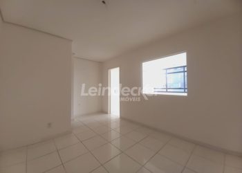 Sala para alugar com 45m², 1 vaga no bairro São Geraldo em Porto Alegre