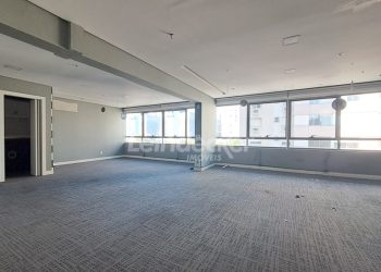Conjunto para alugar com 74m², 4 vagas no bairro Chácara das Pedras em Porto Alegre