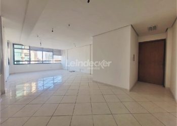 Sala para alugar com 45m², 1 vaga no bairro São Geraldo em Porto Alegre
