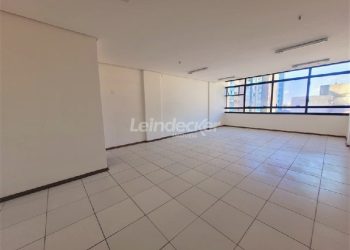Sala para alugar com 45m², 1 vaga no bairro São Geraldo em Porto Alegre