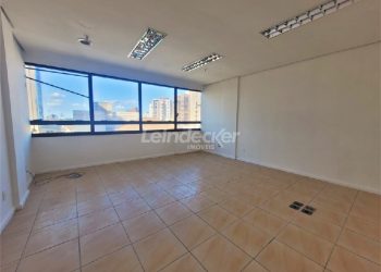 Sala para alugar com 70m², 1 vaga no bairro São Geraldo em Porto Alegre