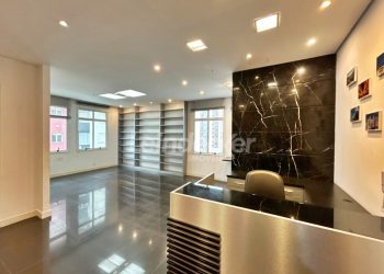 Sala para alugar com 81m², 2 vagas no bairro Menino Deus em Porto Alegre