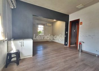 Casa Comercial para alugar com 180m², 4 vagas no bairro Azenha em Porto Alegre
